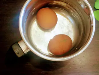 Шаг 2: Яйца отварите до полной готовности в подсоленной воде примерно 10 минут и залейте холодной водой для полного остывания.