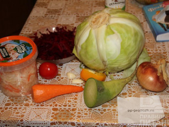 Шаг 1: Подготовьте ингредиенты: квашеную капусту, свеклу, чеснок, лук, морковь, помидор, болгарский перец, специи, редьку.