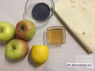 Шаг 1: Приготовьте ингредиенты. Вымойте яблоки, выдавите лимонный сок.