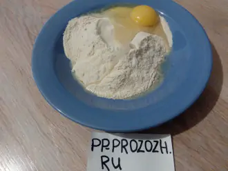 Шаг 2: В просеянную муку добавьте яйцо и соль.