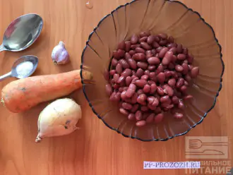 Шаг 1: Для приготовления салата из красной консервированой фасоли возьмите лук, морковь, чеснок, оливковое масло, фасоль и по необходимости соль. 