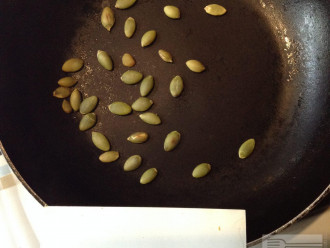 Шаг 2: На сухой сковороде прокалите тыквенные семечки.
