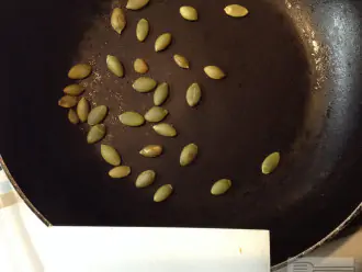 Шаг 2: На сухой сковороде прокалите тыквенные семечки.
