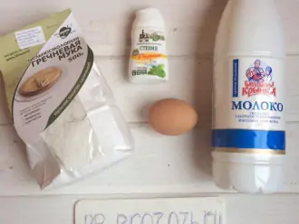 Шаг 1: Подготовьте ингредиенты: муку, молоко, яйцо, соду, соль, сок лимона и подсластитель.