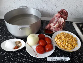 Шаг 1: Перед началом приготовления супа-пюре сварите бульон из говядины на косточке в течение 2 часов. Бульона вам потребуется 2 литра. Подготовьте ингредиенты для супа: говяжий бульон, горох, лук, соленые помидоры, соль и специи.