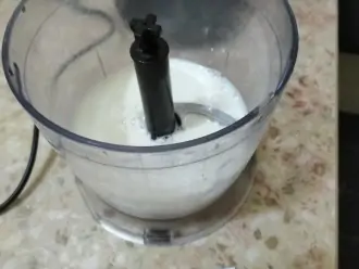 Шаг 2: Вылейте молоко в емкость для блендера.