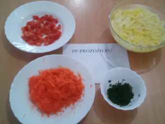 Шаг 3: Нарежьте соломкой картофель, натрите морковь на средней терке, помидор и зелень петрушки мелко порубите ножом.