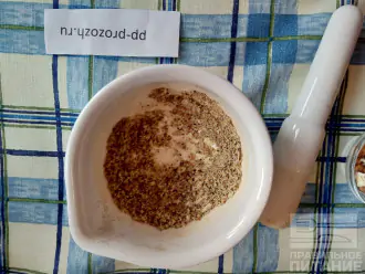 Шаг 5: Добавьте к перцу в ступку орехи, кориандр, соль и все тщательно перетрите. Также это можно сделать скалкой или в кофемолке.