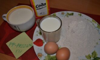 Шаг 1: Приготовьте ингредиенты: муку, яйца, кефир, молоко и соду.