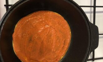 Шаг 9: Смажьте готовую сторону  основы смесью из томатной пасты и сметаны.