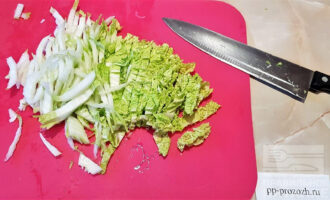 Шаг 5: Пекинскую капусту нарежьте тонкой соломкой. Обязательно добавьте её белую часть. Она отлично сочетается с луком, а еще в ней больше всего витаминов. 