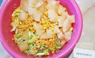 Шаг 7: Смешайте пекинскую капусту, лук, ананас и кукурузу. Солить ничего не нужно. Курица в соевом соусе придаст достаточно вкуса салату. 