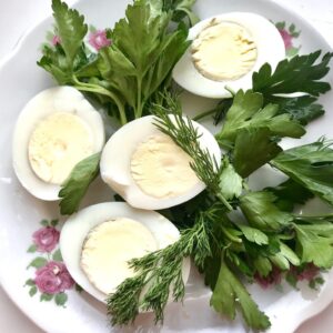 Яйца и зелень на тарелке