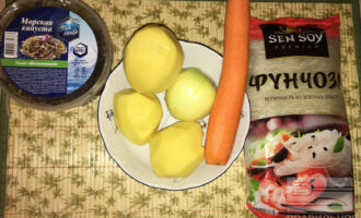 Шаг 1: Курицу помойте, снимите кожу, залейте водой и поставьте вариться, снимая по ходу приготовления пену шумовкой. Пока бульон закипает подготовьте овощи: картофель, морковь и лук.
