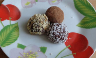Шаг 7: Готовые конфетки можно обвалять в какао, кокосовой стружке или в дробленом грецком орехе.