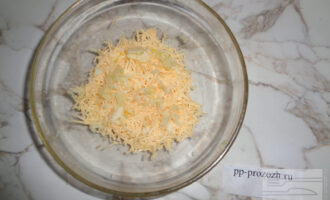 Шаг 2: Сыр с чесноком натрите на мелкой терке.