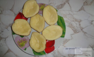 Шаг 3: Картофель разрежьте вдоль и при помощи чайной ложки, достаньте середину, превратив половинки картофеля в "лодочки", но не сильно тонкие.