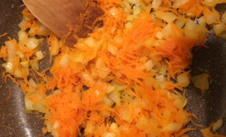 Шаг 2: Картофель нарежьте и добавьте в бульон, а из моркови и лука сделайте зажарку на капле оливкового масла.