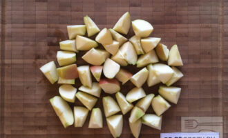 Шаг 2: Нарежьте яблоки и поставьте в разогретую духовку на 15 минут.