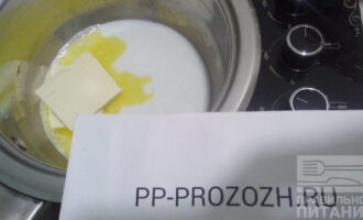 Шаг 2: Растопите масло и сахарозаменитель в молоке.