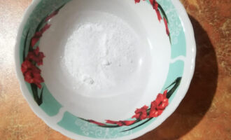 Шаг 3:  Можно сделать домашний разрыхлитель. В отдельной небольшой посуде хорошо смешайте 1 чайную ложку соды(без горки) и чуть меньше лимонной кислоты. 