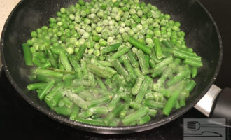 Шаг 4: Выложите зелёный горошек и стручковую фасоль в сковороду с антипригарным покрытием. 