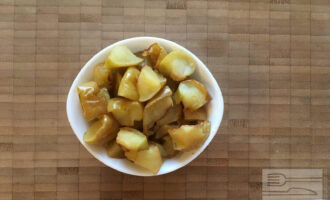 Шаг 3: Запеченые яблоки выложите в салатник и дайте остыть.