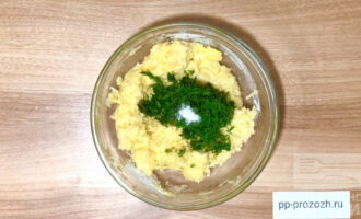 Шаг 6: Добавьте мелко нарезанную зелень и соль.