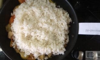 Шаг 6: Сверху выложите вареный рис и прогрейте смесь. По желанию добавьте 1 столовую ложку сливочного масла - это не даст склеиваться рису. Я обошлась без масла.