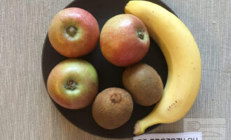 Шаг 1: Подготовьте необходимые продукты: яблоки, банан, киви.