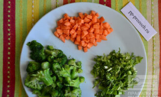 Шаг 4: После того как маш и фрикадельки поварятся 30 минут, добавьте к ним морковь и броколли. 
И еще через 5 минут добавьте зелень одуванчика, оливковое масло, (зелень можете заменить на любую другую), соль и приправу по вкусу. 
Дайте повариться еще 5 минут. 