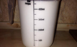 Шаг 5: Кокосовое молоко разбавьте водой (по желанию). Вы можете использовать кокосовое молоко, приготовленное дома и в этом случае можно не разбавлять.
Чтобы узнать как приготовить кокосовое молоко дома, переходите по ссылке на рецепт: https://pp-prozozh.ru/kokosovoe-moloko.html