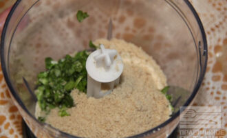Шаг 4: Добавьте базилик и семечки в блендер, выложите чеснок, добавьте масло.