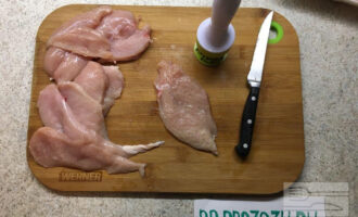 Шаг 2: Куриное филе разрежьте на тонкие пласты и отбейте.