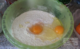 Шаг 3: Смешайте цельнозерновую муку и пшеничную с отрубями, добавьте два яйца, размешайте. Посолите.
