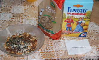Шаг 1: Подготовьте ингредиенты: овсяные хлопья, пшеничные отруби и смесь орехов и семечек.