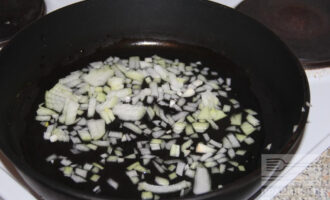 Шаг 3: Протушите лук на сковороде в небольшом количестве воды, без масла.