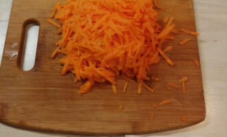 Шаг 4: Морковь натрите на крупной терке.
