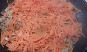Шаг 5: Обжарьте лук на сухой сковороде до золотистой корочки, добавьте морковь, чуть воды, протушите 5-7 минут.