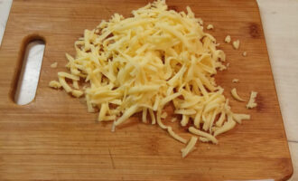 Шаг 6: Натрите сыр на крупной терке.