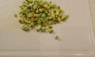 Шаг 5: Порежьте авокадо кубиками.