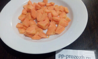 Шаг 4: Морковь порежьте и добавьте в кастрюлю. Варите до готовности 7-10 минут.