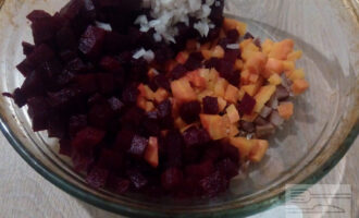 Шаг 4: Почистите свеклу и морковь. Покрошите их небольшим кубиком, добавьте к сельди с луком.
