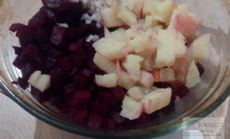 Шаг 5: Картофель очистите, покрошите и добавьте в салат.