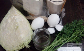 Шаг 1: Подготовьте ингредиенты: капусту, укроп, овсяную муку, кефир, яйца, масло, соль, соду и кунжут.