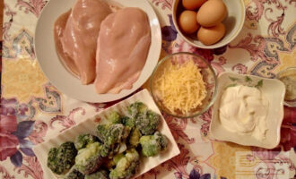Шаг 1: Подготовьте ингредиенты: куриное филе, брокколи, сметану, сыр, яйца.