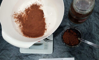 Шаг 4: Добавьте к творогу сахарозаменитель и какао-порошок.
В горячем желатине растворите кофе.