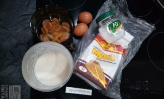 Шаг 1: Подготовьте ингредиенты: йогурт (кефир/ряженка), курагу, яйца, муку, сахарозаменитель и соду.