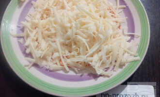 Шаг 3: Натрите сыр на крупной терке.