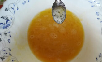 Шаг 2: Смешайте яйца и мед. Добавьте к смеси гашенную лимоном соду. 